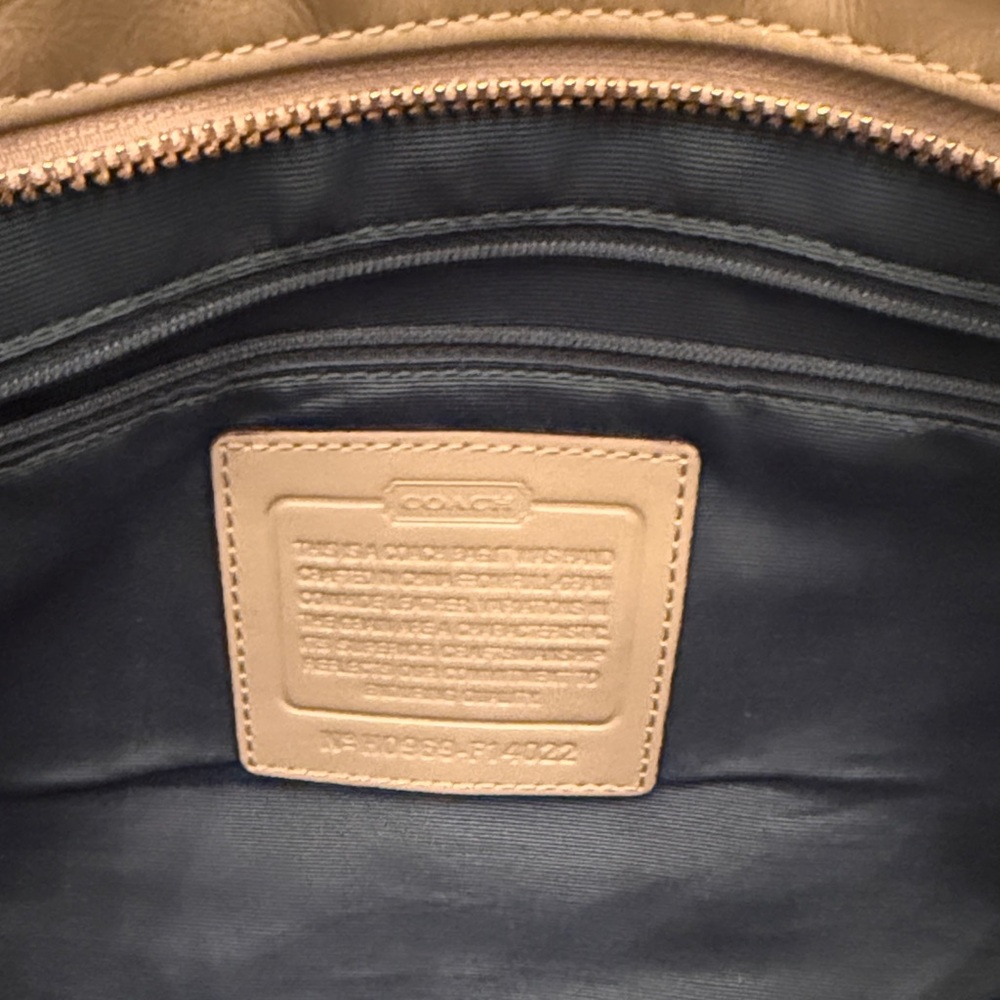 Coach Elegant Luxurious Leather Tote Bag - Picture 4 of 11